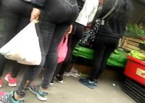 Mostrando a bunda no mercado